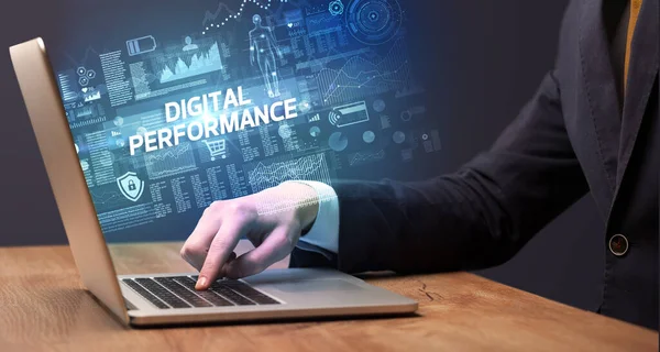 Biznesmen Pracujący Laptopie Napisem Digital Performance Koncepcja Cybertechnologii — Zdjęcie stockowe
