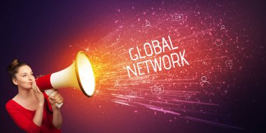 Genç bir kadın GLOBAL NETworK yazısıyla hoparlöre bağırıyor, sosyal ağ konsepti