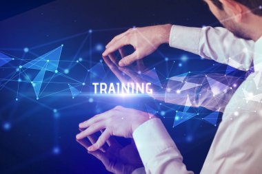 İş adamı büyük ekrana eğitim yazısıyla dokunuyor, modern teknoloji iş konsepti