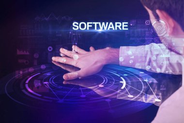 İş adamı SOFTWARE yazıtları ve modern teknoloji konseptiyle büyük ekrana dokunuyor