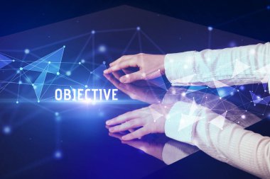 İş adamı OBJECTIVE yazısıyla büyük ekrana dokunuyor, modern teknoloji iş konsepti