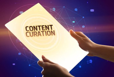 CONTENT CURATION yazıtlı fütürist tablet, sosyal medya kavramı