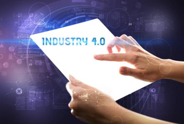 InDUSTRY 4.0 yazıtlı el yapımı fütüristik tablet, yeni teknoloji kavramı