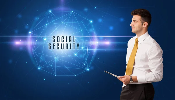 Επιχειρηματίας Σκέφτεται Για Λύσεις Ασφαλείας Την Επιγραφή Κοινωνικη Ασφαλιση — Φωτογραφία Αρχείου