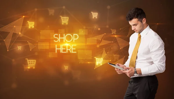 Alışveriş Arabası Simgeleri Mağazası Olan Bir Işadamı Yazı Online Alışveriş — Stok fotoğraf