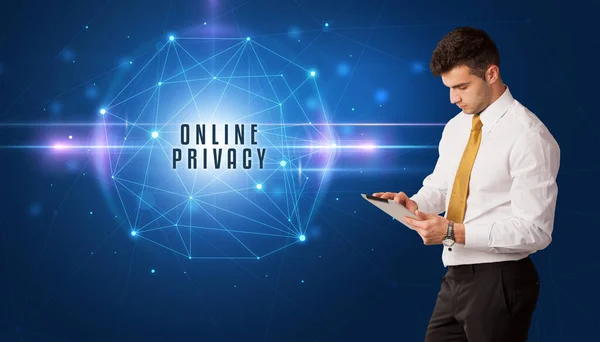 Zakenman Denken Beveiligingsoplossingen Met Online Privacy Inscriptie — Stockfoto