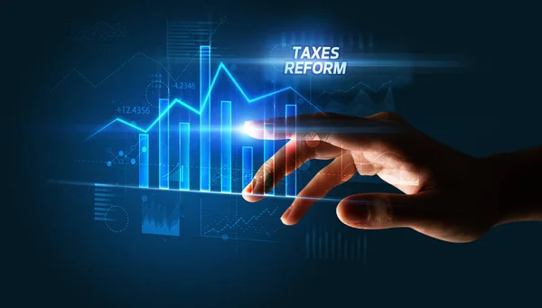 手で触れる税金の改革ボタン ビジネスコンセプト — ストック写真