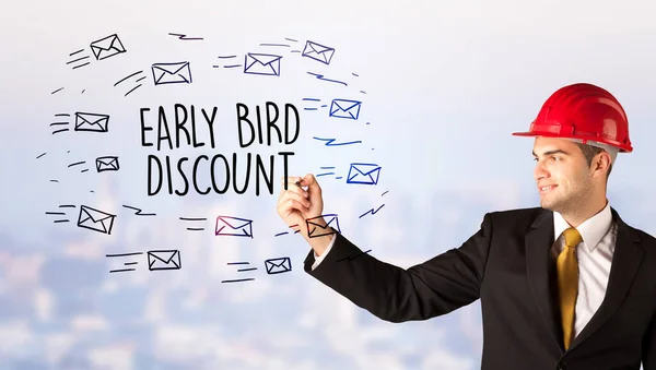 Przystojny Biznesmen Rysunkiem Kasku Early Bird Discount Napis Koncepcja Sprzedaży — Zdjęcie stockowe