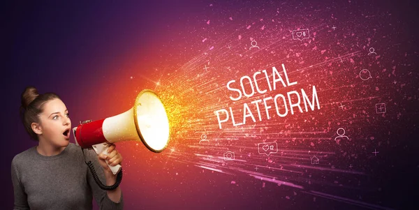 Jonge Vrouw Schreeuwt Naar Luidspreker Met Sociale Platform Inscriptie Social — Stockfoto