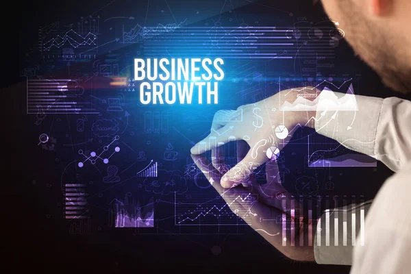 Geschäftsmann Berührt Riesigen Bildschirm Mit Business Wachstum Aufschrift Cyber Business — Stockfoto