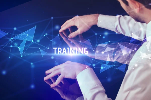 İş adamı büyük ekrana eğitim yazısıyla dokunuyor, modern teknoloji iş konsepti