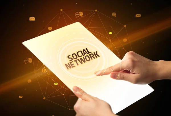 Sujetando Tableta Futurista Con Inscripción Red Social Concepto Redes Sociales —  Fotos de Stock