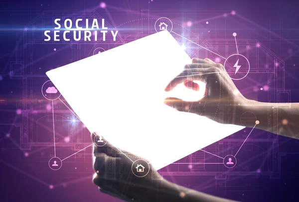 社会保障の碑文 サイバーセキュリティの概念と未来的なタブレットを保持 — ストック写真