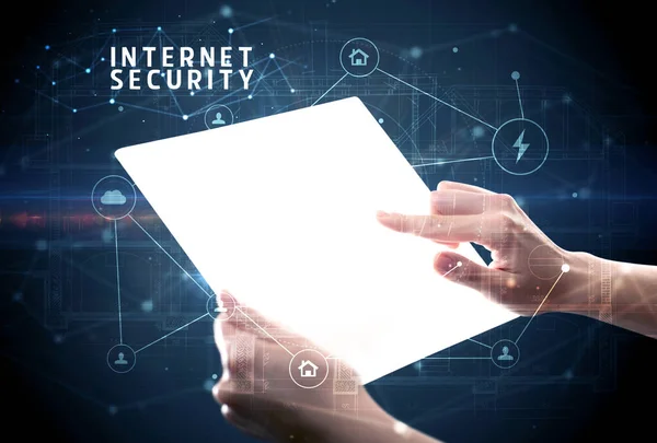 インターネットセキュリティの碑文 サイバーセキュリティの概念と未来的なタブレットを保持 — ストック写真