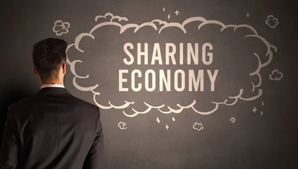Empresário Desenhando Uma Nuvem Com Sharing Economy Inscrição Dentro Conceito — Fotografia de Stock