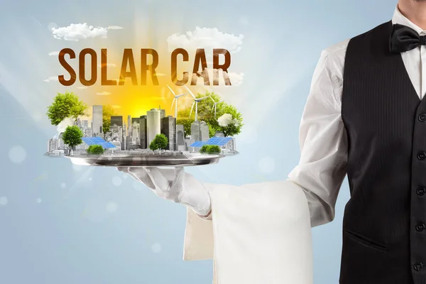 Garçom Servindo Eco Cidade Com Inscrição Solar Car Conceito Energia — Fotografia de Stock