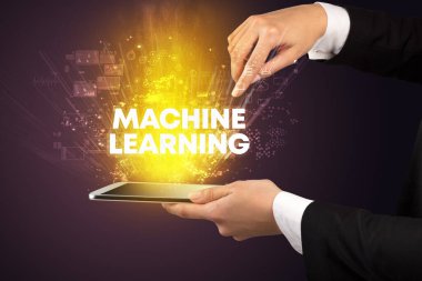 Bir dokunmatik ekran yakın çekim MACHINE öğrenme yazıt, yenilikçi teknoloji konsepti