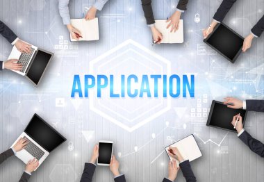 Bir Ofiste Çalışan Meşgul İnsanlar Grubu APPLICATION yazıtları, modern teknoloji konsepti