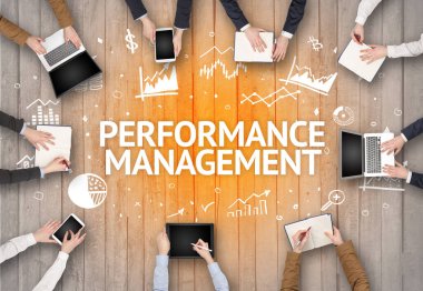 Bir Ofiste Çalışan Meşgul İnsanlar Grubu Performans Yönetimi Yazı, başarılı iş konsepti