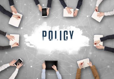 Bir grup insan POLICY ile toplantı yapıyor, web güvenlik kavramı