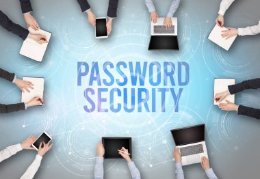 PASSWORD GÜVENLİK içgüdü, web güvenlik kavramı olan bir dizüstü bilgisayarın önünde bir grup insan