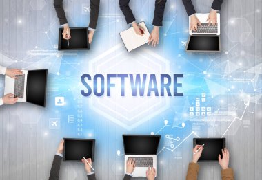 SOFTWARE yazıtları, modern teknoloji konsepti olan bir ofiste çalışan meşgul insanlar grubu