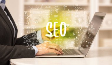 SEO kısaltması, modern teknoloji konsepti ile yeni modern bilgisayarlar üzerinde çalışıyoruz.