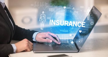 INSURANCE yazıtları ile sağlık kontrolü yapan doktor, tıbbi test sonuçlarını kaydediyor