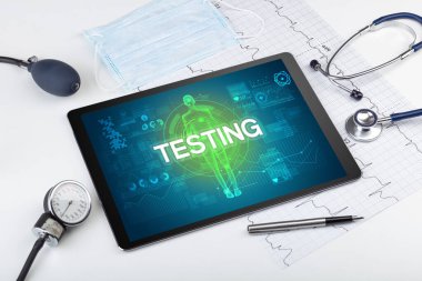 TESTING yazıtları, koronavirüs kavramına sahip tablet pc ve doktor araçları