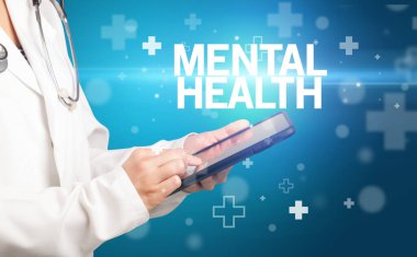 Doktor panoya MENTAL Sağlık yazısını, ilk yardım kavramını içeren notlar yazar.