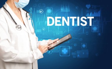 Genç doktor DENTIST yazıtları ve sağlık hizmeti konseptiyle notlar yazıyor.