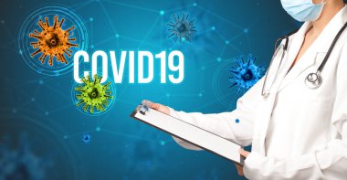 Doktor COVID19 yazıtlı reçete yazıyor, salgın konsepti.