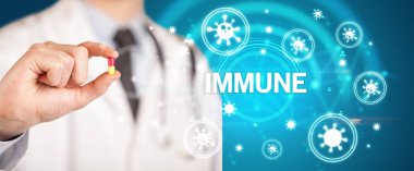 IMMUNE yazıtlı, koronavirüs konseptli ilaç veren doktor.