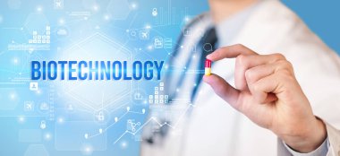 Doktor BIOTECHNOLOGY yazıtlı bir hap veriyor, yeni teknoloji çözüm konsepti