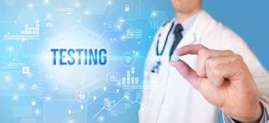 Doktor TESTING yazıtlı bir hap veriyor, yeni teknoloji çözüm konsepti