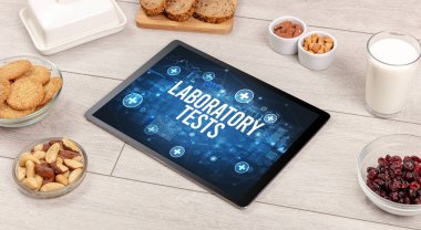 Tablet PC 'deki LABORATOROY TESTS konsepti sağIıklı yiyecekler, üst görünüm