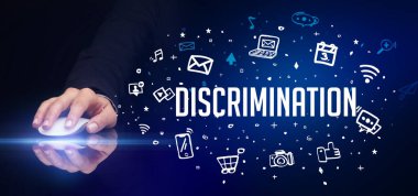 DISCRIMINATION yazıtları ve sosyal medya konseptiyle el ele tutuşmak