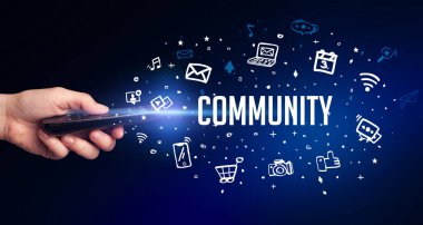 COMUNITY yazıtları ve sosyal medya konseptiyle el ele tutuşmak