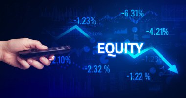 Erkek eli kablosuz çevre ile eşitlik yazılı, modern iş konsepti