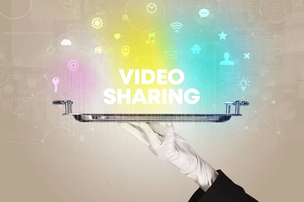 Kelner Obsługujący Portale Społecznościowe Napisem Video Sharing Nowa Koncepcja Mediów — Zdjęcie stockowe