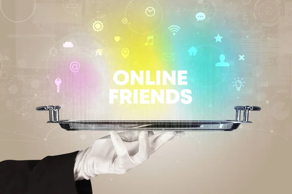 Camarero Sirviendo Redes Sociales Con Inscripción Amigos Online Nuevo Concepto — Foto de Stock