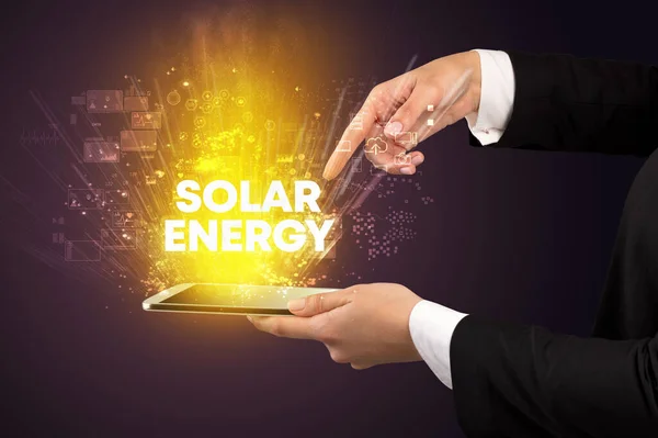 Detailní Záběr Dotykového Displeje Nápisem Solar Energy Inovativní Koncept Technologie — Stock fotografie