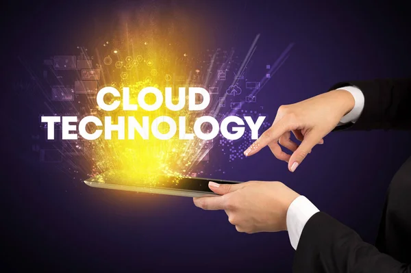 Primer Plano Una Pantalla Táctil Con Inscripción Cloud Technology Concepto —  Fotos de Stock