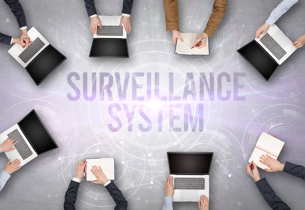 Gruppe Von Menschen Vor Einem Laptop Mit Surveillance System Insciption — Stockfoto