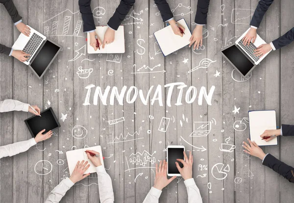 Grupo Empresários Que Trabalham Escritório Com Inscrição Innovation Conceito Coworking — Fotografia de Stock