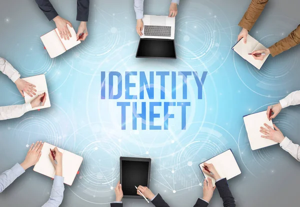 Группа Людей Перед Ноутбуком Identity Theft Insciption Концепция Веб Безопасности — стоковое фото
