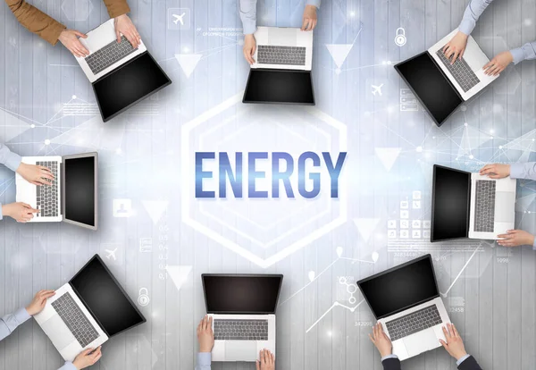 Grupa Zajętych Pracowników Biurze Napisem Energy Koncepcja Nowoczesnych Technologii — Zdjęcie stockowe