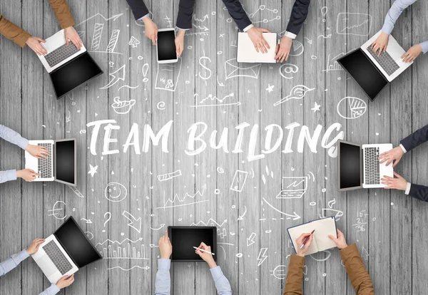 Grupp Affärsmän Som Arbetar Kontoret Med Team Building Inskription Coworking — Stockfoto