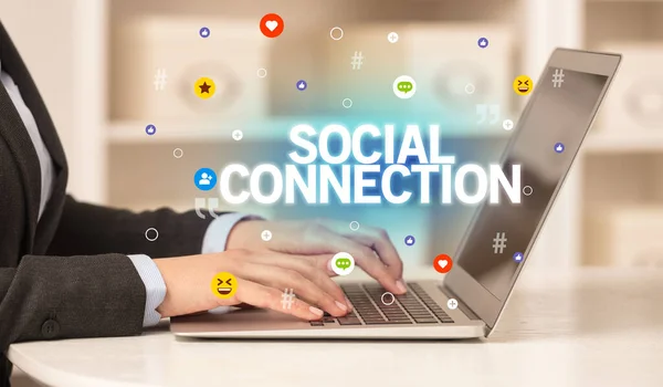 Freelance Woman Using Laptop Social Connection Inscription Social Media Concept — Stock Photo, Image