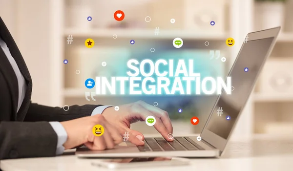 Фрилансер Ноутбуком Надписью Social Integration Концепция Социальных Сетей — стоковое фото